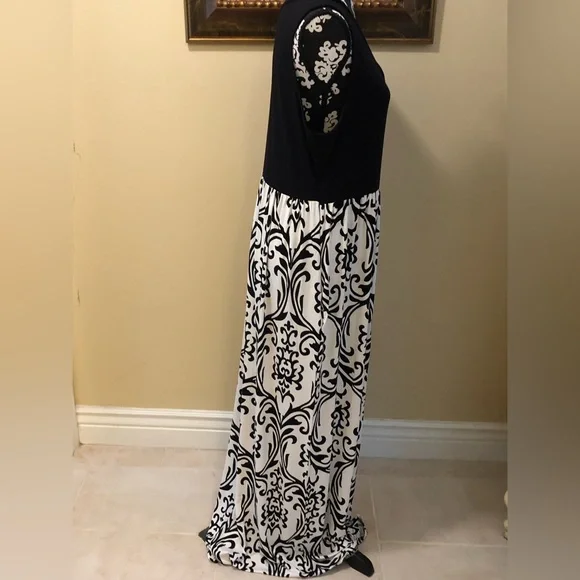 ⭐️Lilbetter perfect sleeveless v-neck cross x string detail + pockets long maxi - Picture 3 of 12